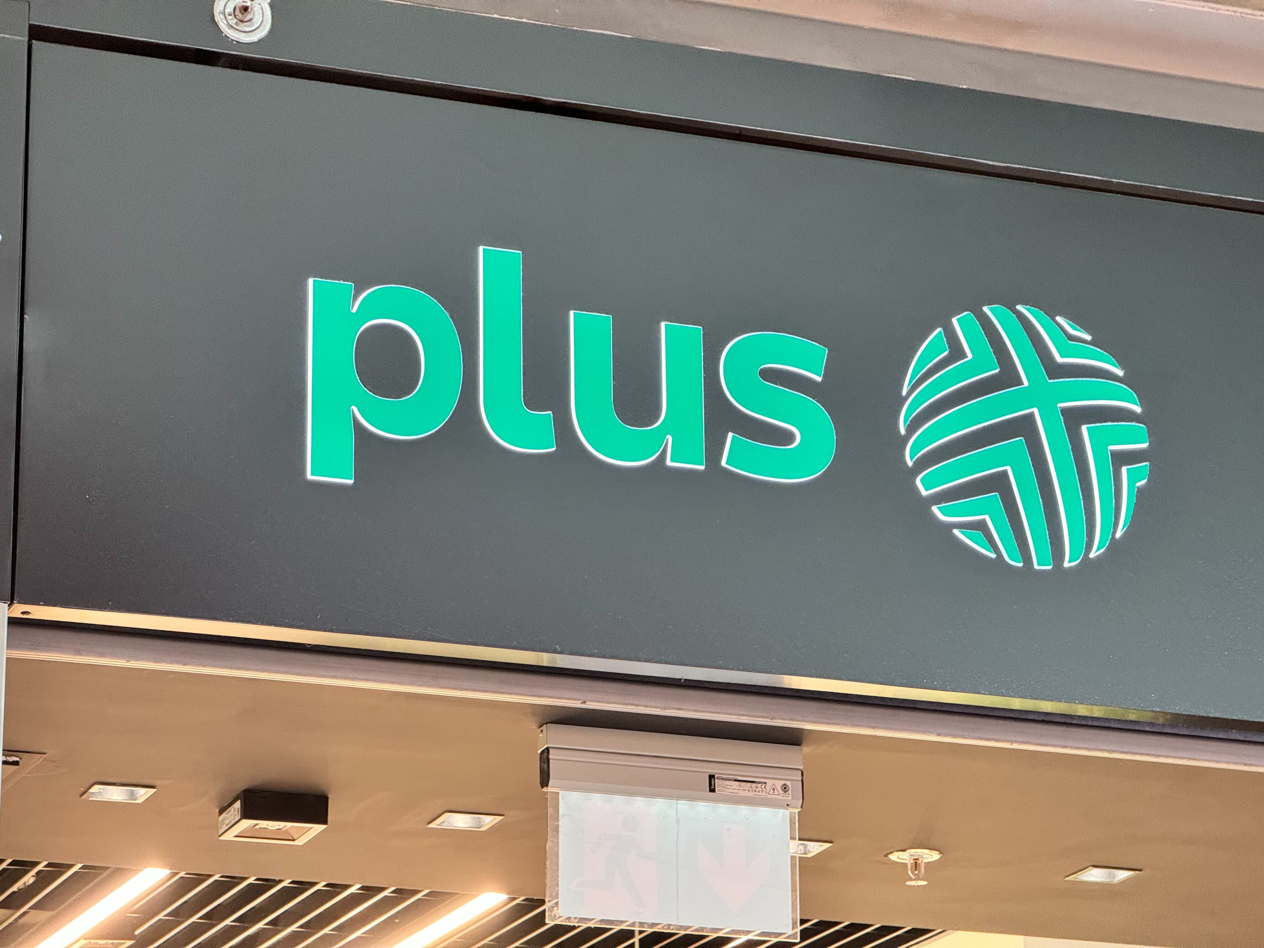 UOKiK bierze się za Plusa. Sieć miała pobierać bezprawne opłaty