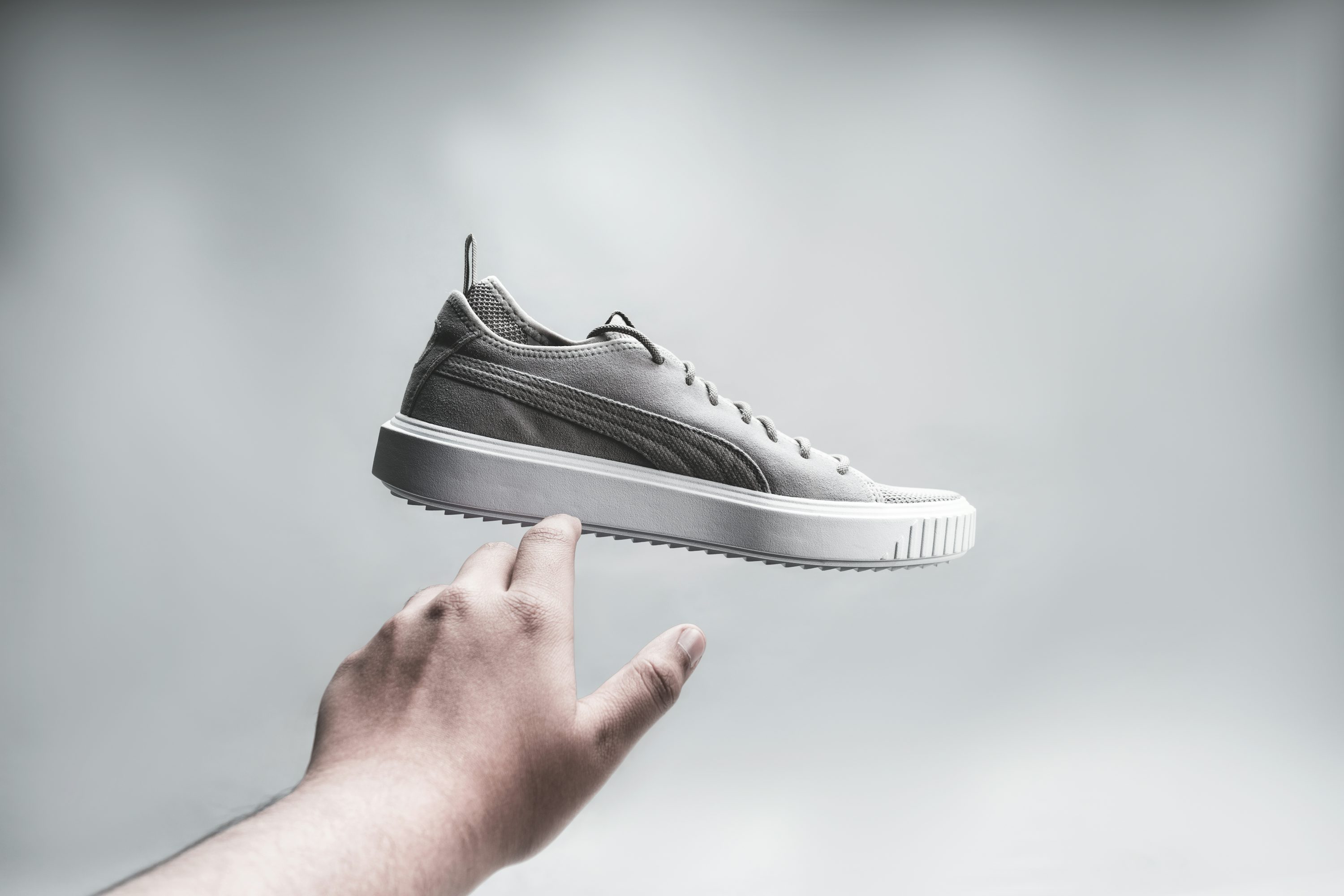 Topowy producent obuwia i odzieży sportowej zwalnia. Są problemy