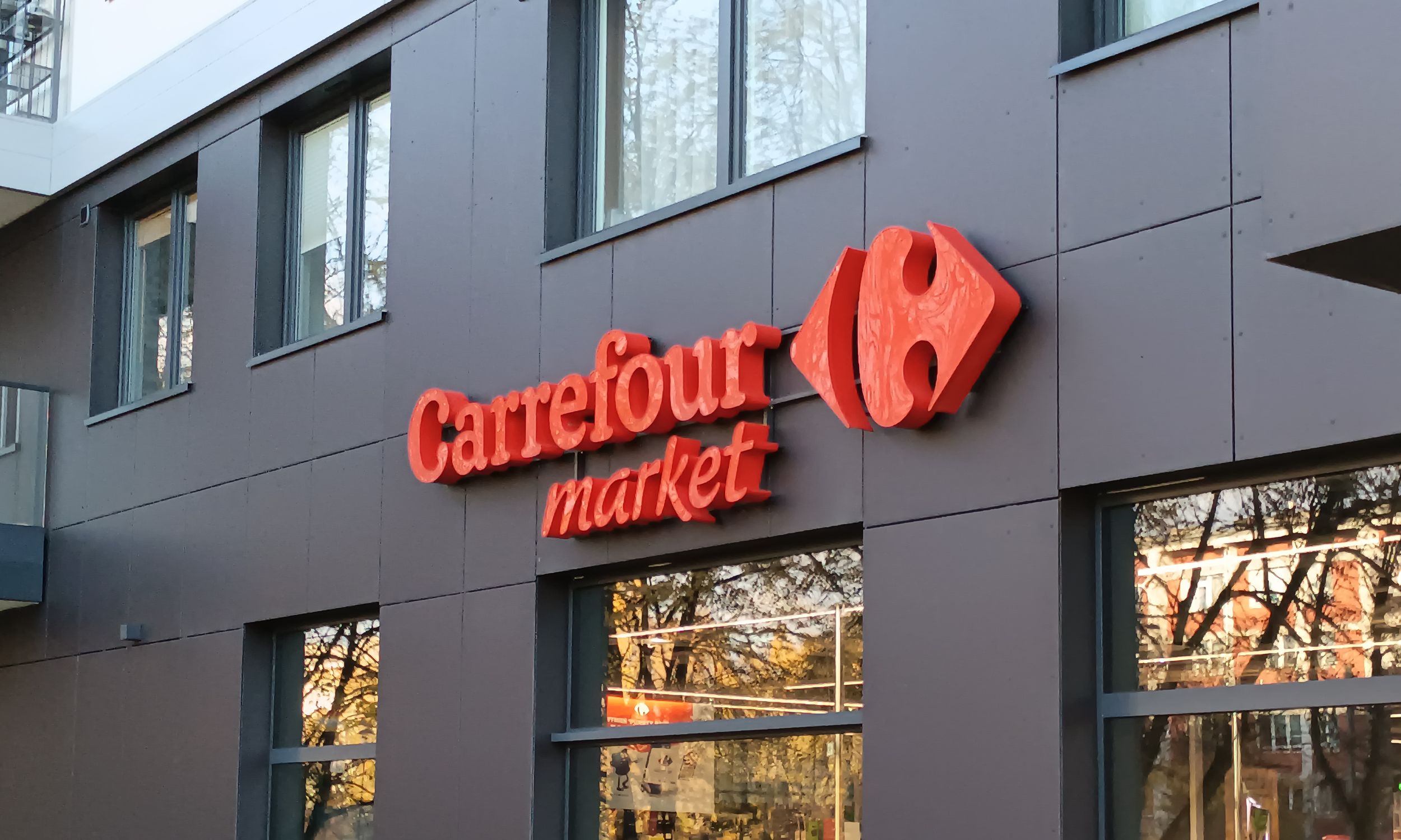 Rząd przejmie Carrefoura w Polsce? Resort wystawił wniosek