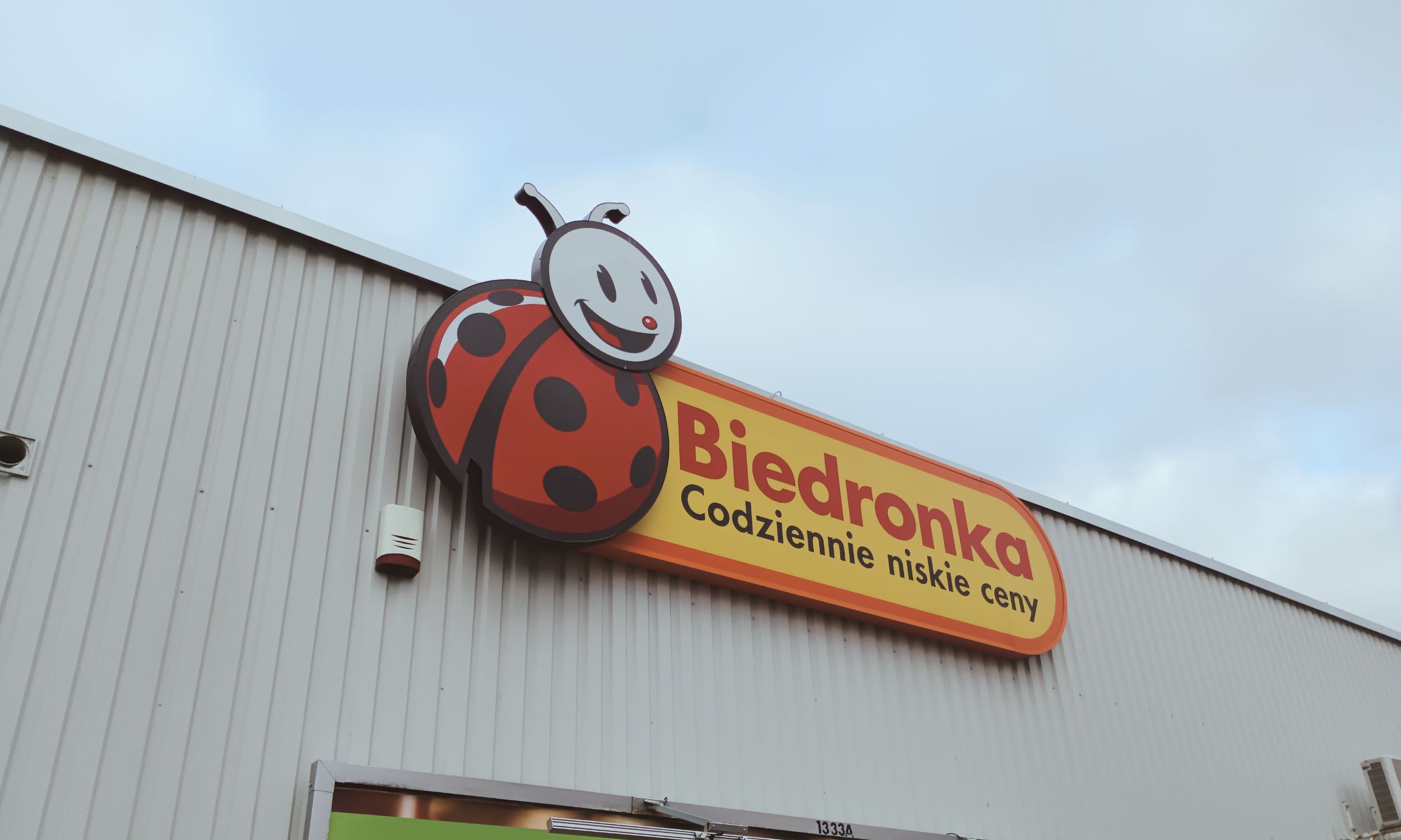 Biedronka kusi pracowników nagrodami. 200 zł premii za sprzedaż alkoholu