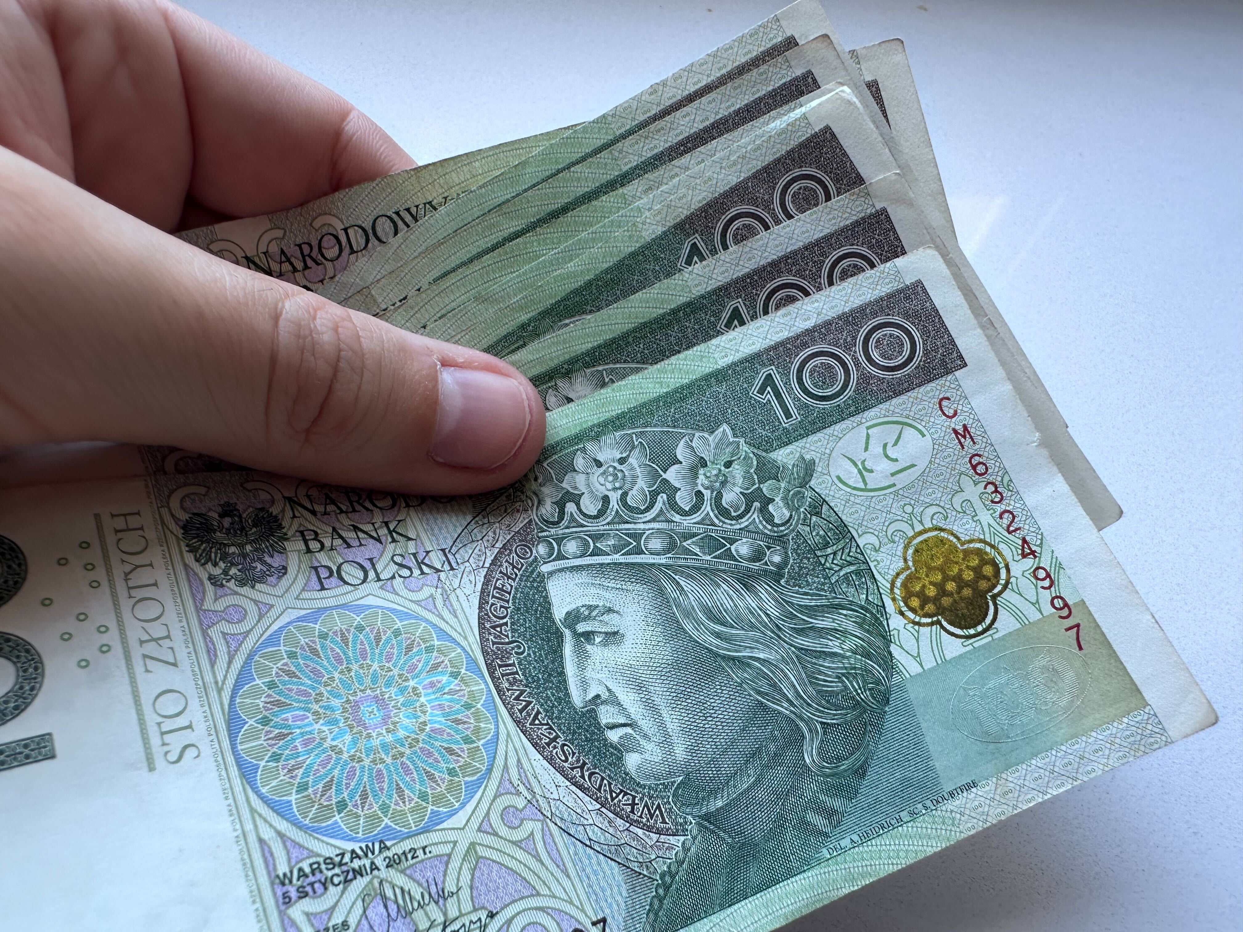 Wypłacasz większą kwotę z bankomatu? Bank ma obowiązek powiadomić służby