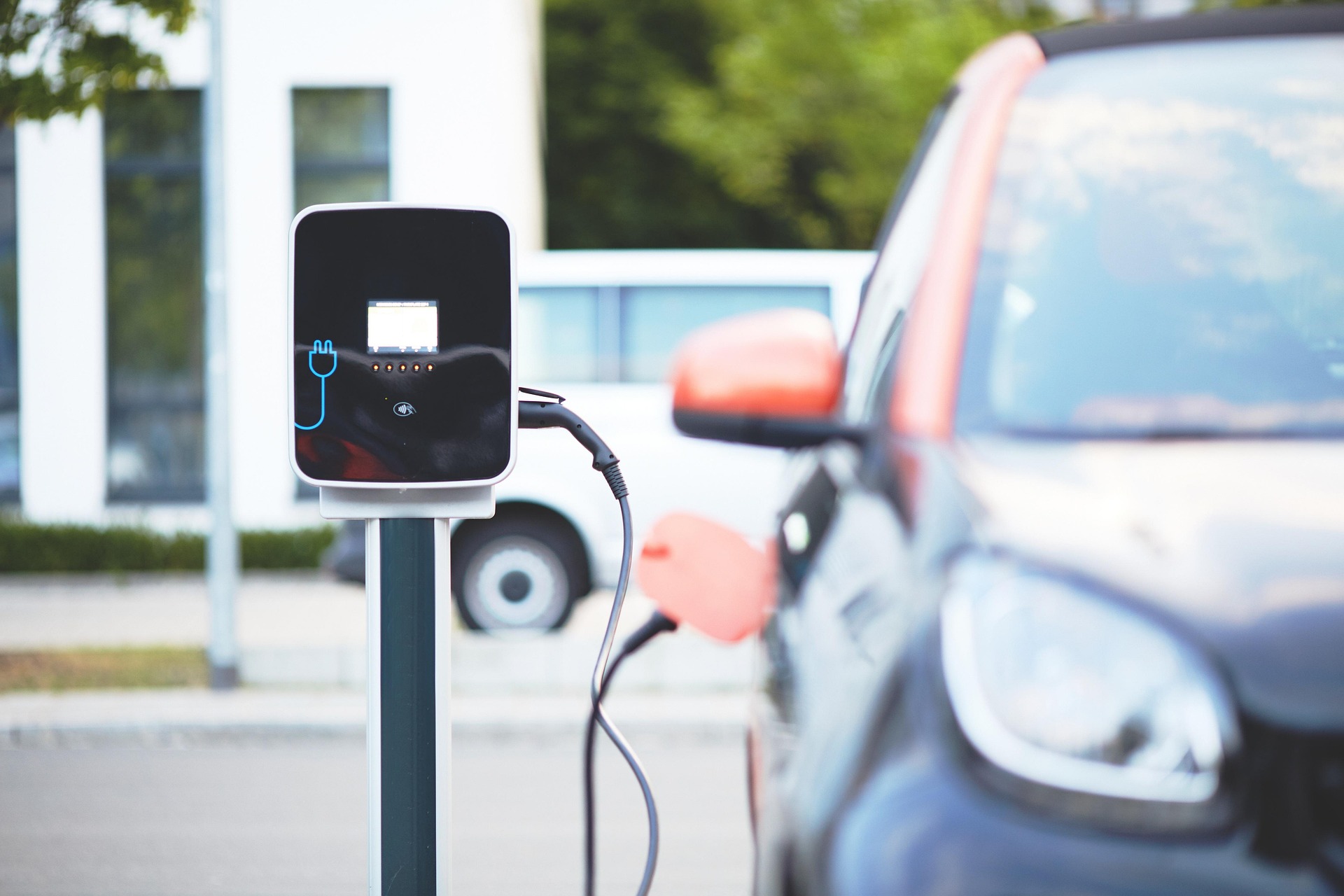 W Polsce jeździ już 100 tys. elektryków. Pękła historyczna bariera