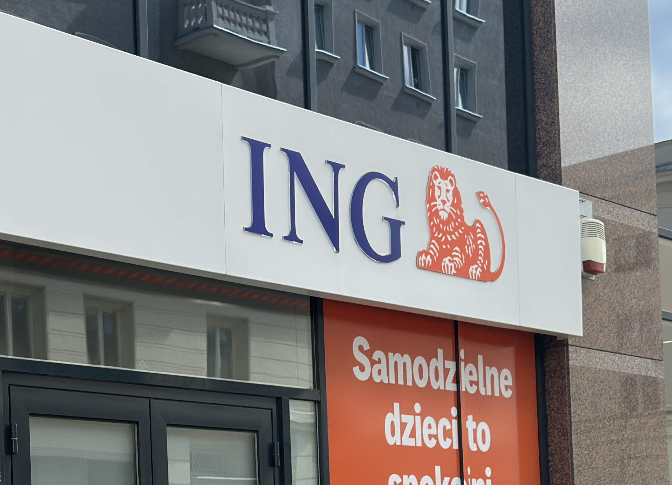 Bank ING rezygnuje z ważnej funkcji. Chodzi o płatności smartfonem