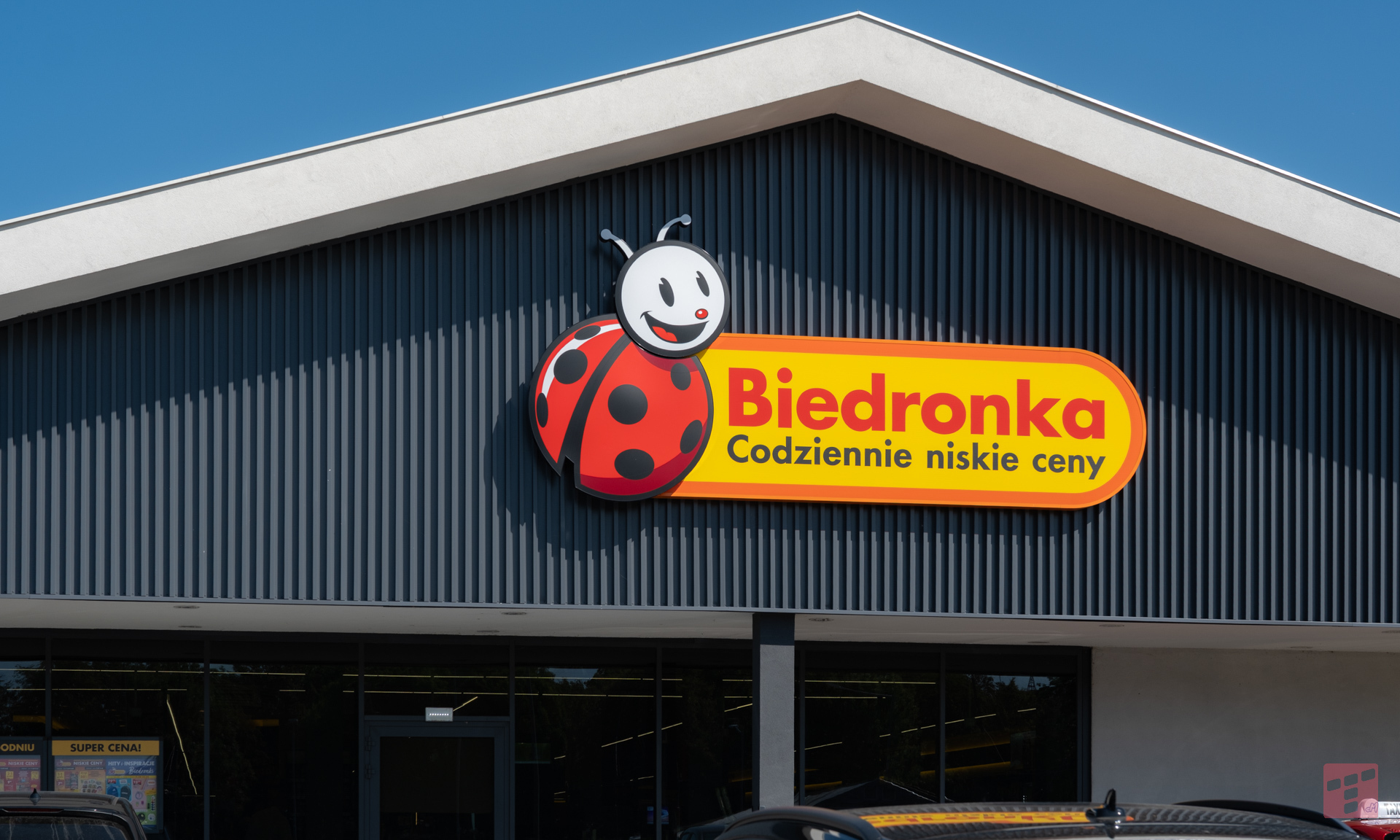 Biedronka ze świetną akcją. Wspiera setki tysięcy uczennic