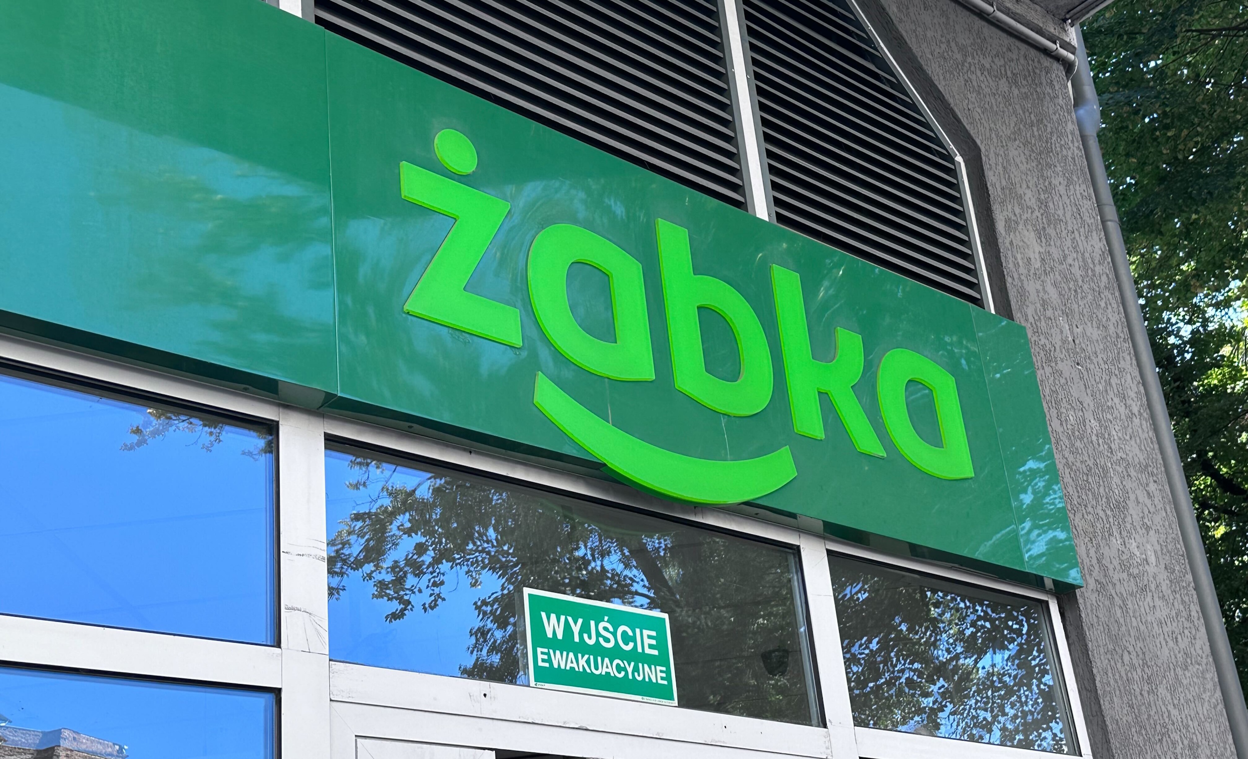 Coraz więcej obcokrajowców prowadzi sklepy Żabka. Sieć reaguje