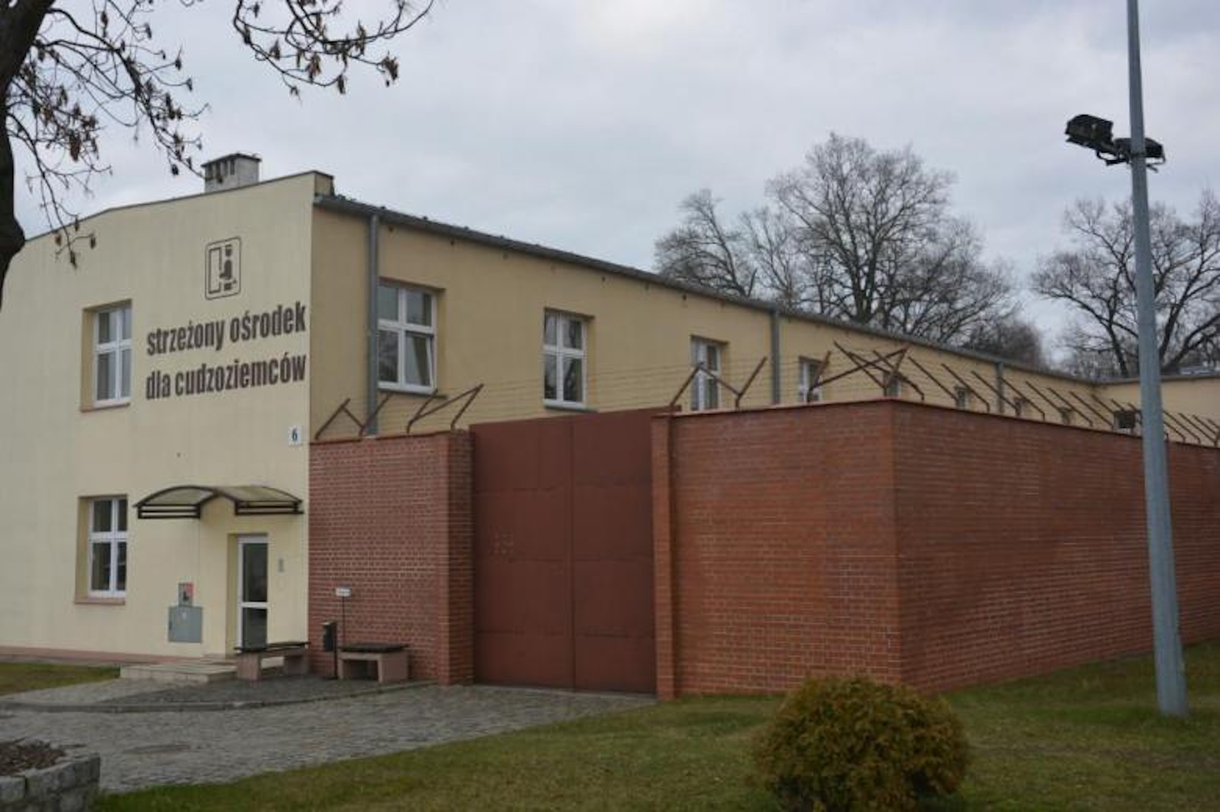 Strzeżone ośrodki dla cudzoziemców pękają w szwach. Co dalej?