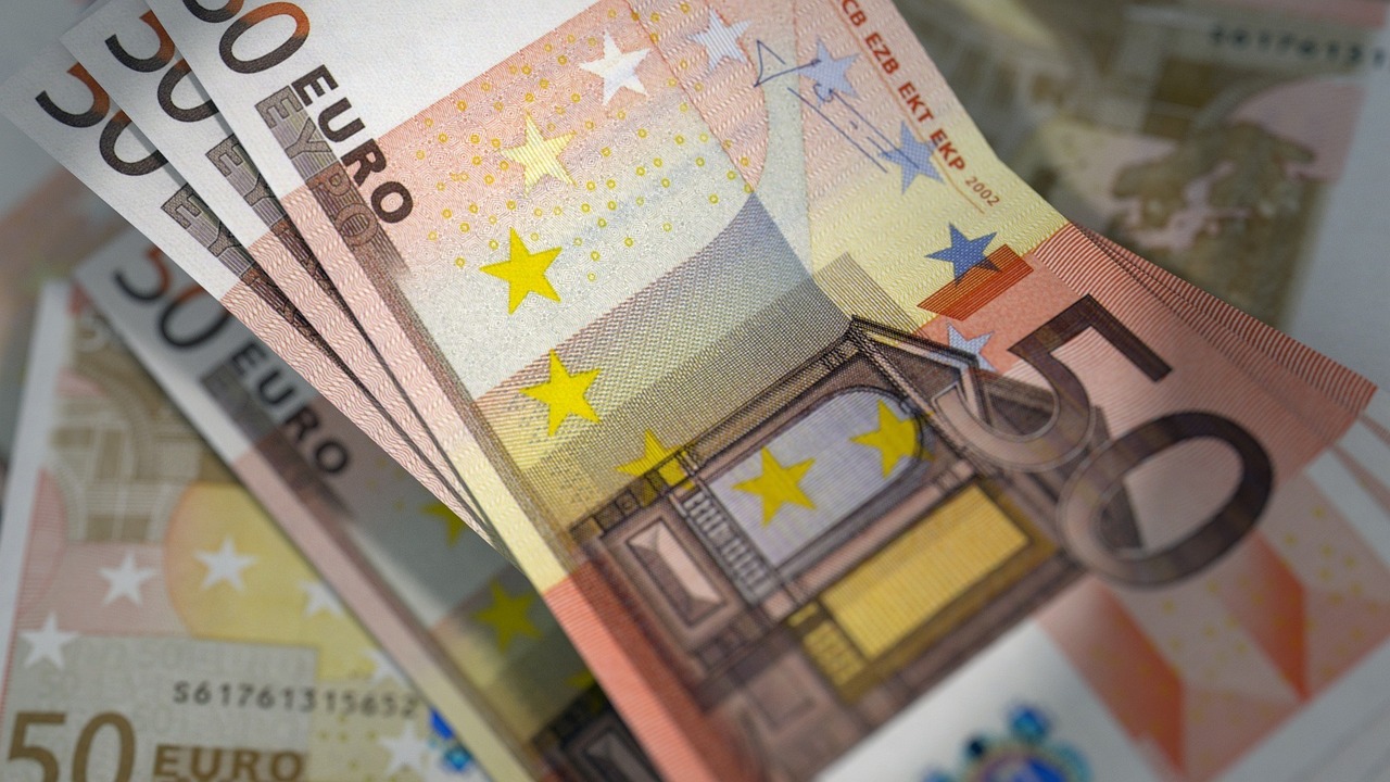 Euro zastąpi polski złoty? Więcej przeciw niż za