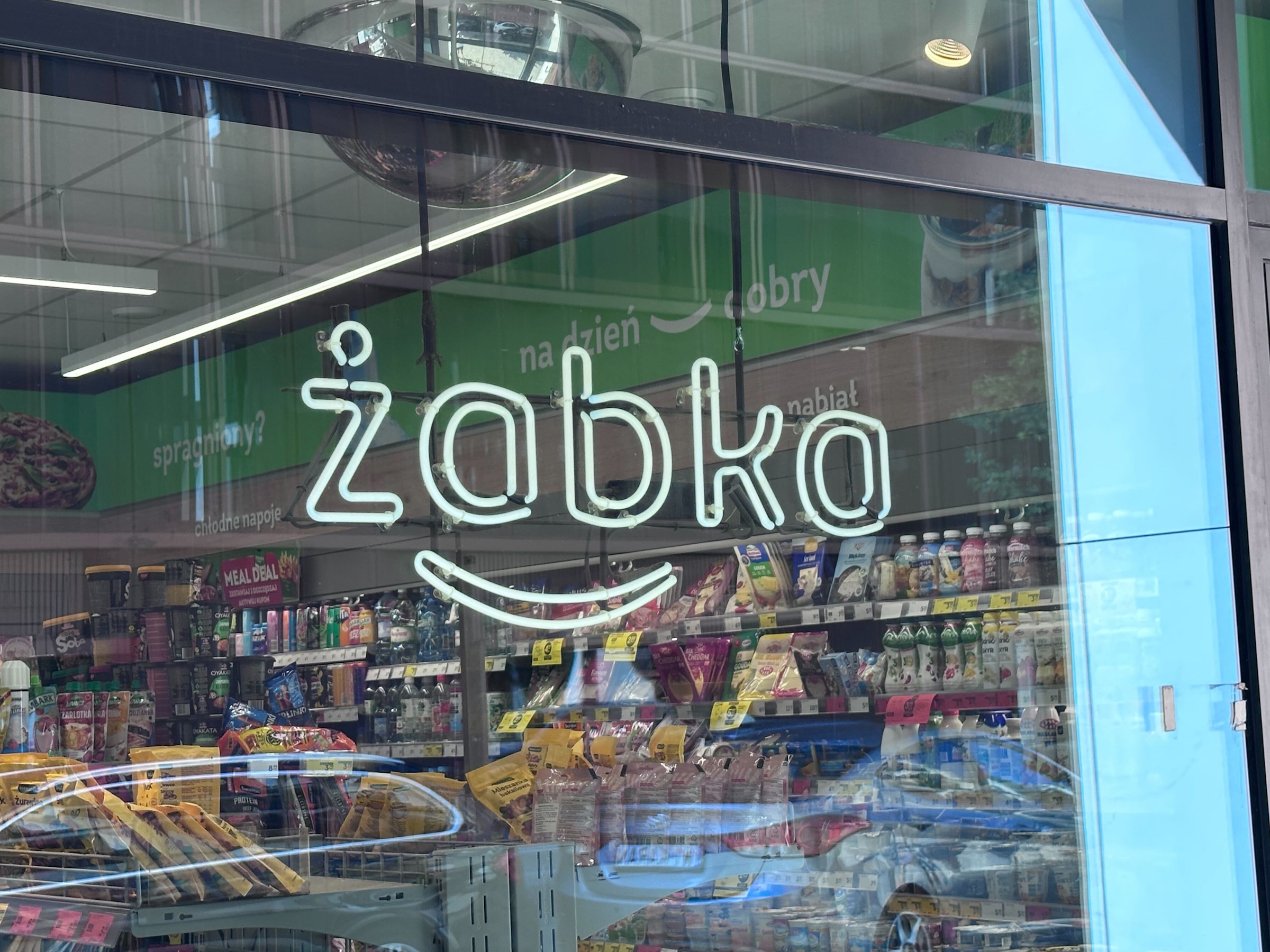 Opłaci się chodzić do Żabki. Za butelki dostaniesz nie tylko pieniądze