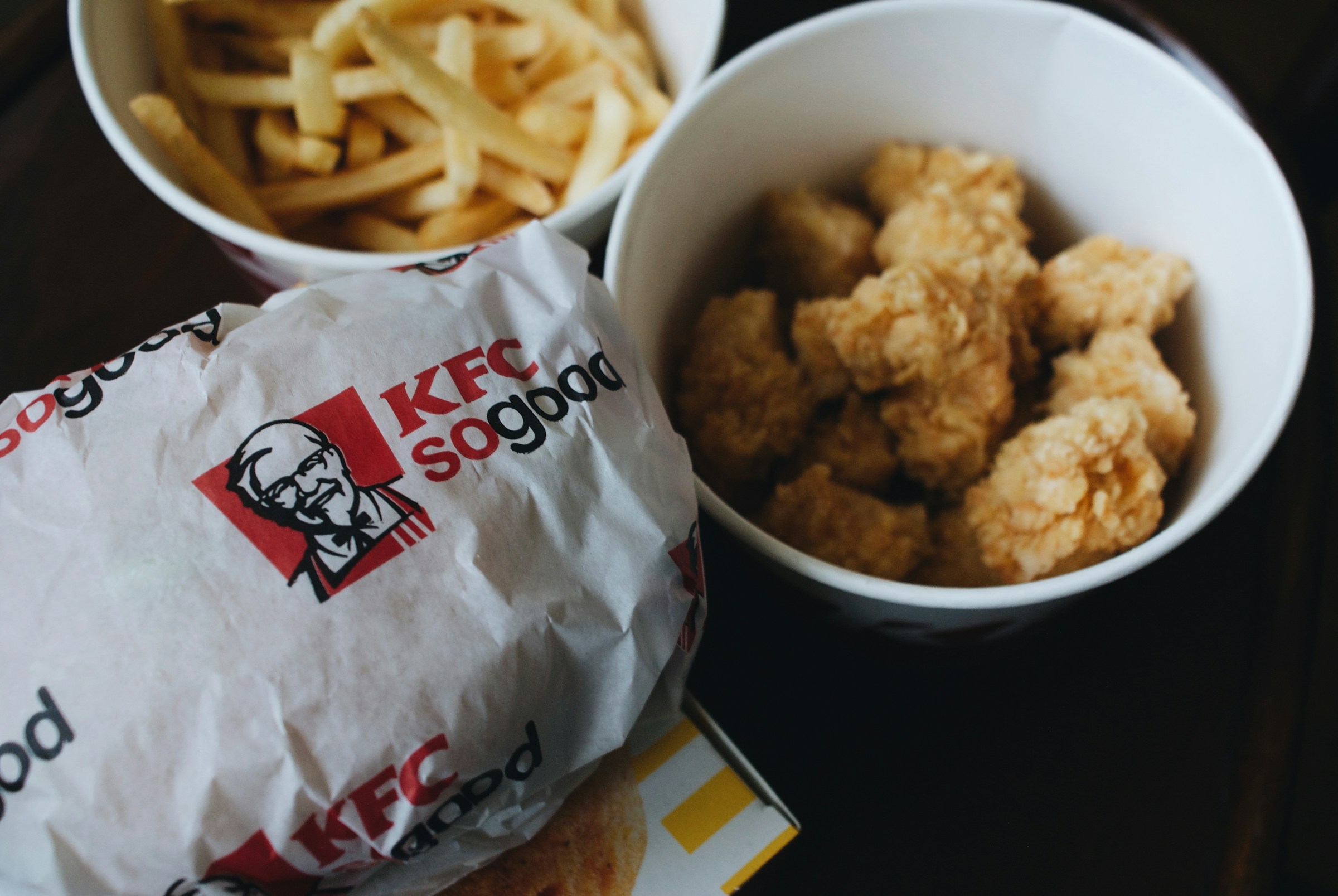 Ujawnili skandal w KFC. Stare mięso i fałszowanie dat przydatności