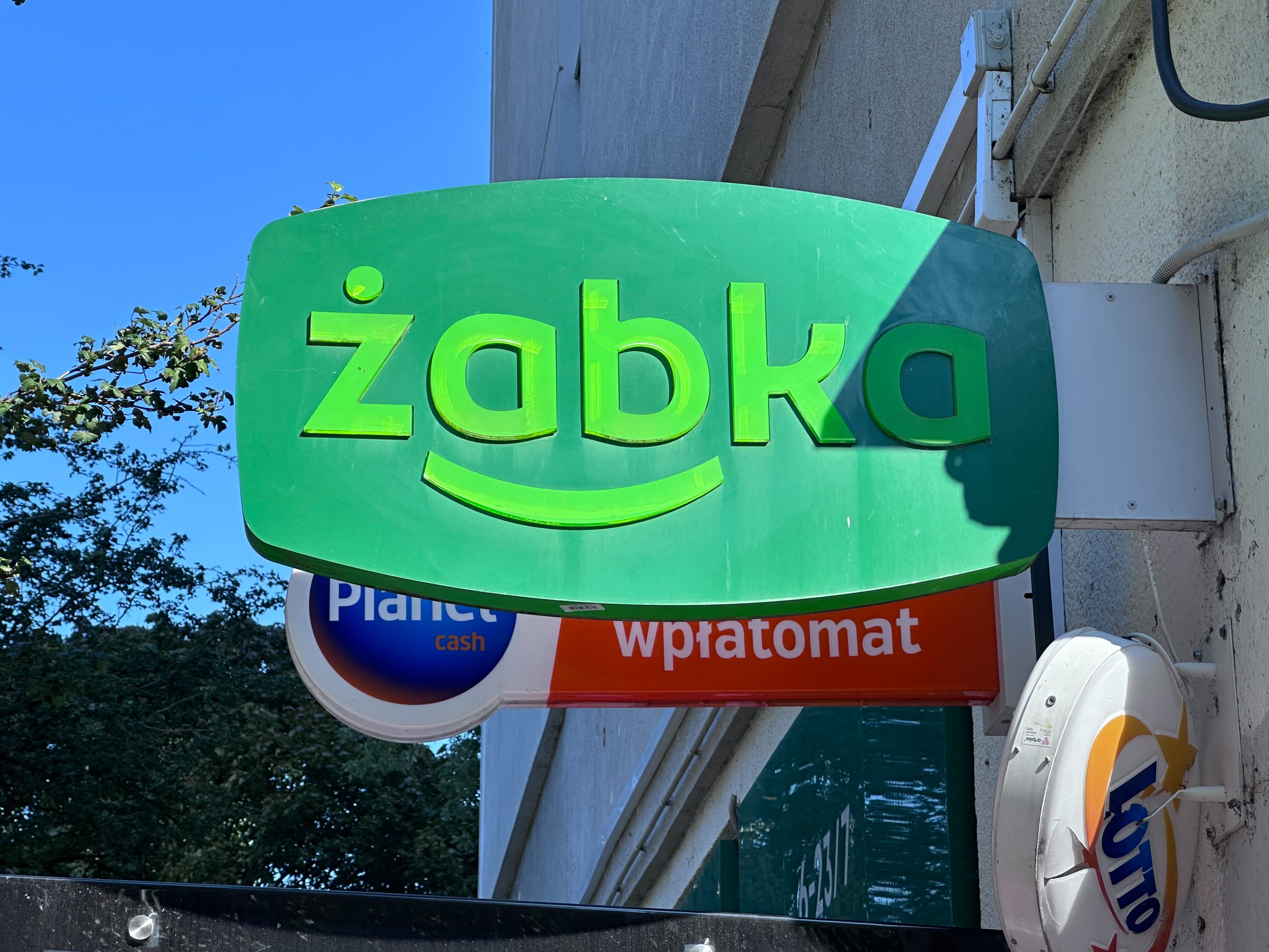 Czy opłaca się mieć Żabkę? Tyle zarabiają franczyzobiorcy. Robi wrażenie?