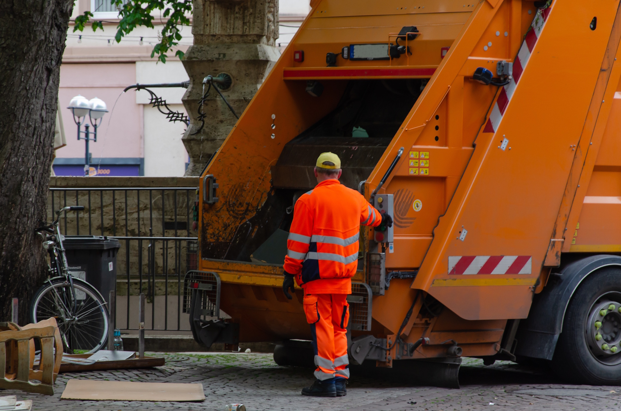 Niemcy zapraszają Polaków do pracy na śmieciarce. Tyle płacą. Szok?